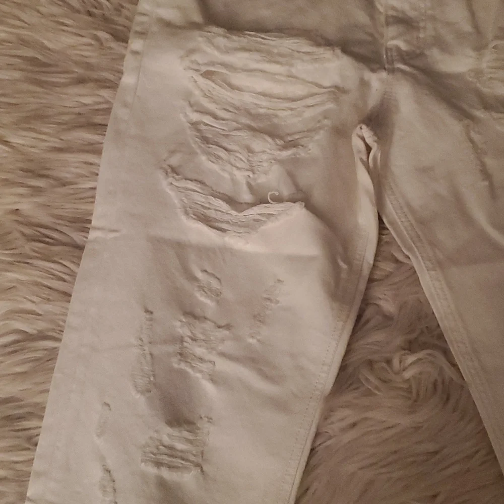 ~~Forever 21 White Ripped Boyfriend Jeans NWT – Size 29~~